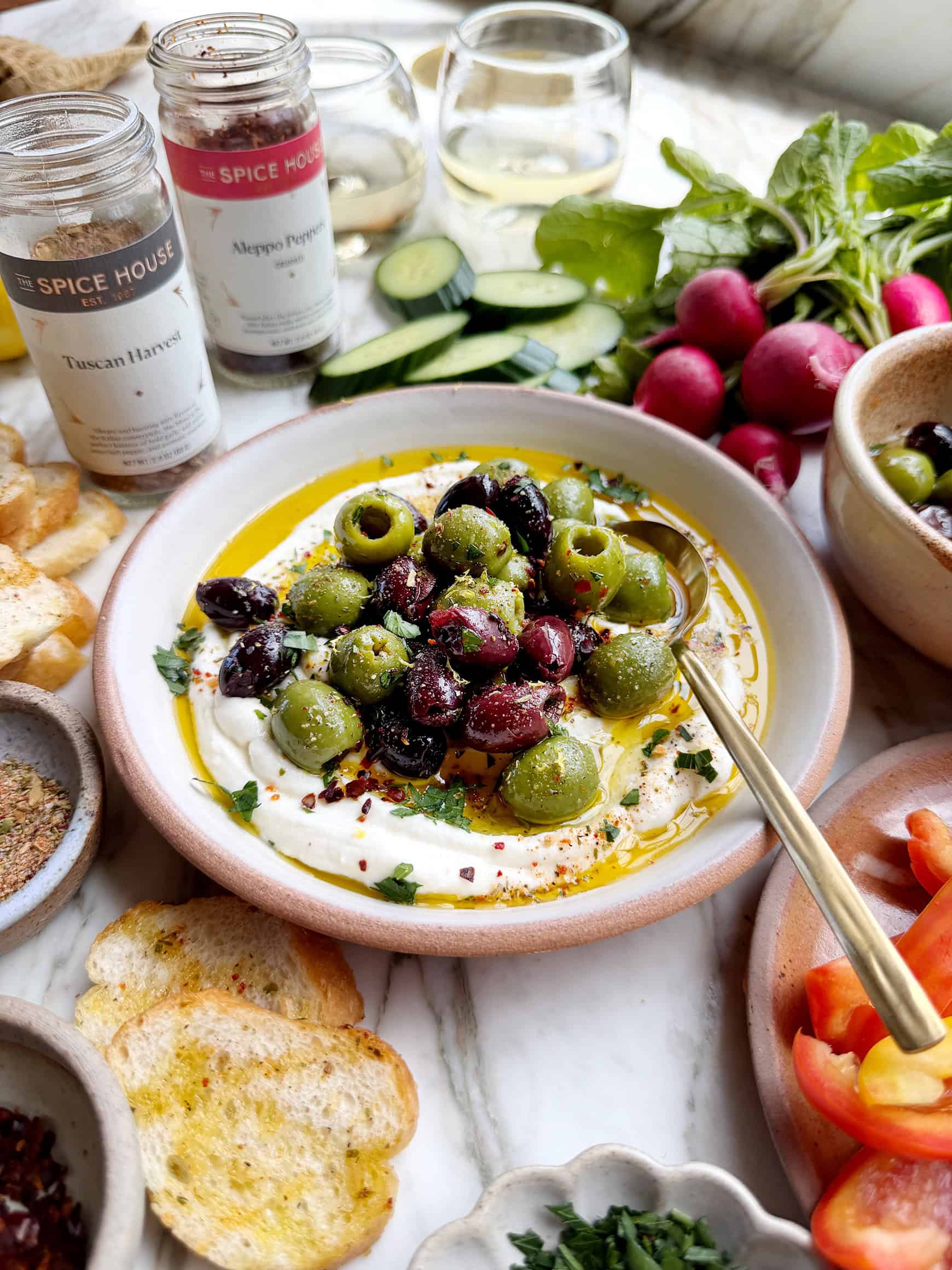 Zaitun Marinasi Tuscan dengan Resep Whipped Ricotta